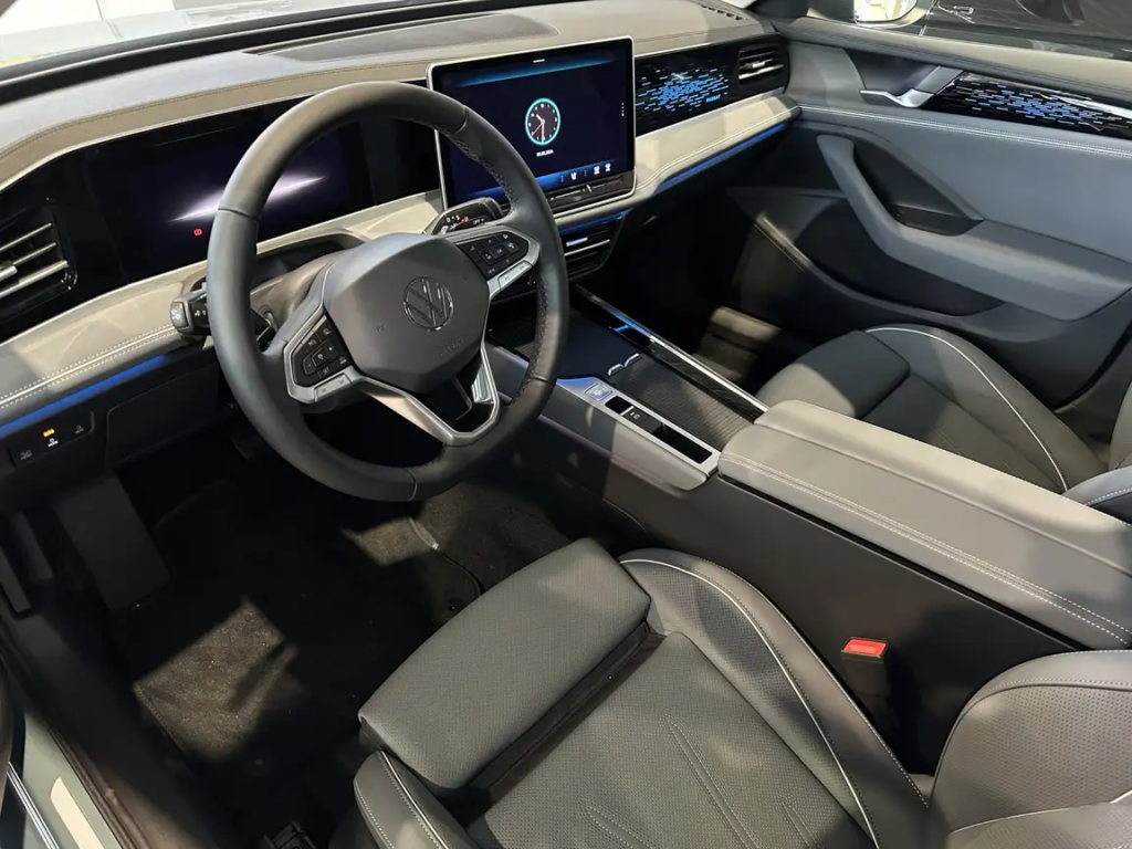 Im Inneren des Volkswagen Passat B9 Elegance