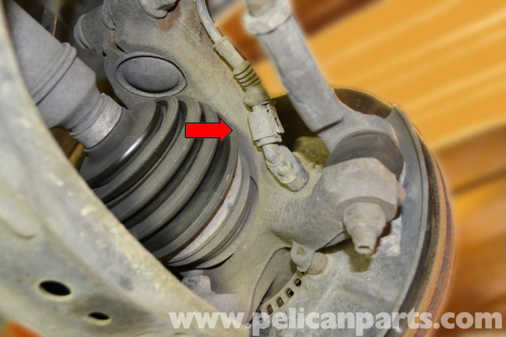 Der Geschwindigkeitssensor (roter Pfeil) im Volkswagen Golf